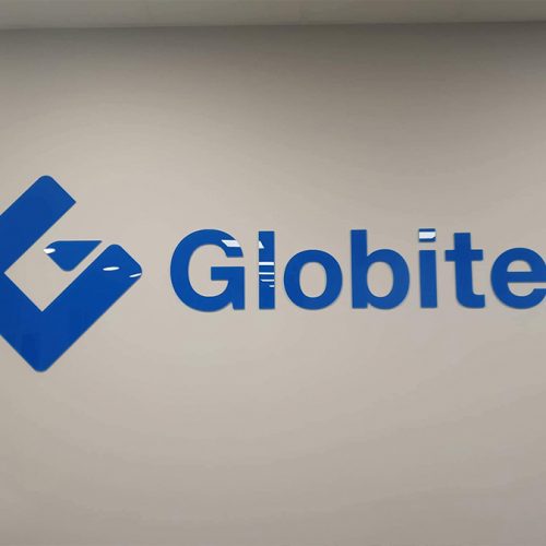 Frēzēts logotips no glancēta organiskā stikla – GLOBITEX