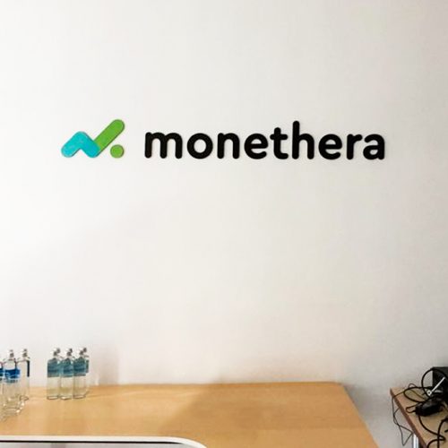 Frēzēts glancēta organiskā stikla logotips – MONETHERA