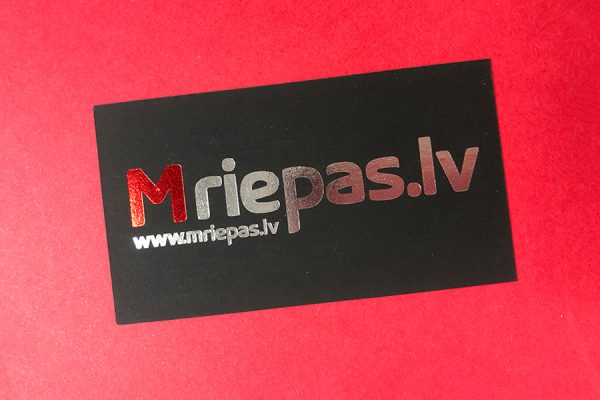 Melns-papirsar-sarkans-un-sudraba-folija-karstspiede