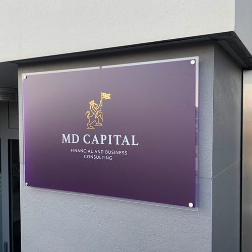 Organiskā stikla plāksnīte ar distanceriem – MD CAPITAL