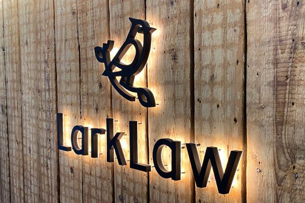 lark_law_interjera_logotips